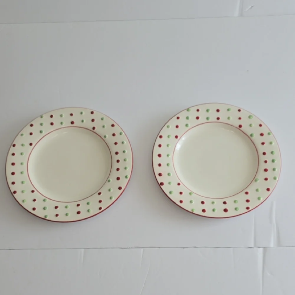 Oneida Holiday Tidings Set Of 2 Red Green Dots Rim Cream Plates